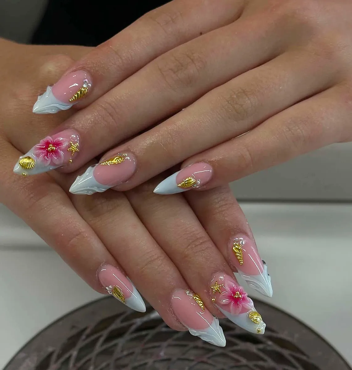 Gelová francie s 3D květy a zlatými detaily – práce Hana Nails Lab