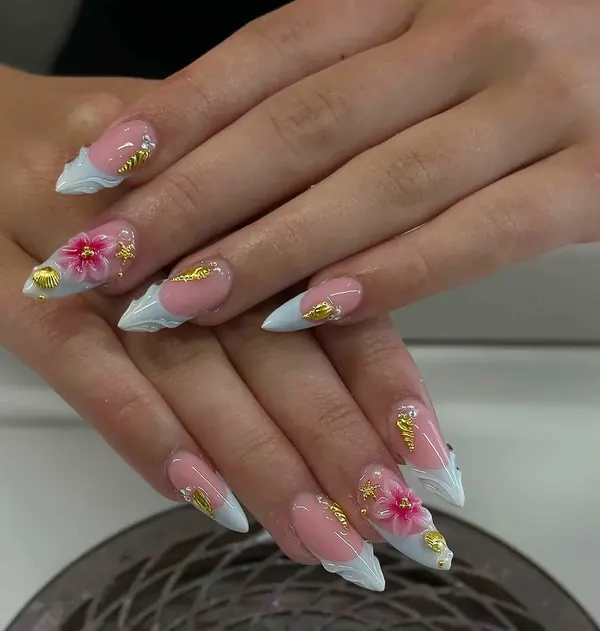 Gelová francie s 3D květy a zlatými detaily – práce Hana Nails Lab