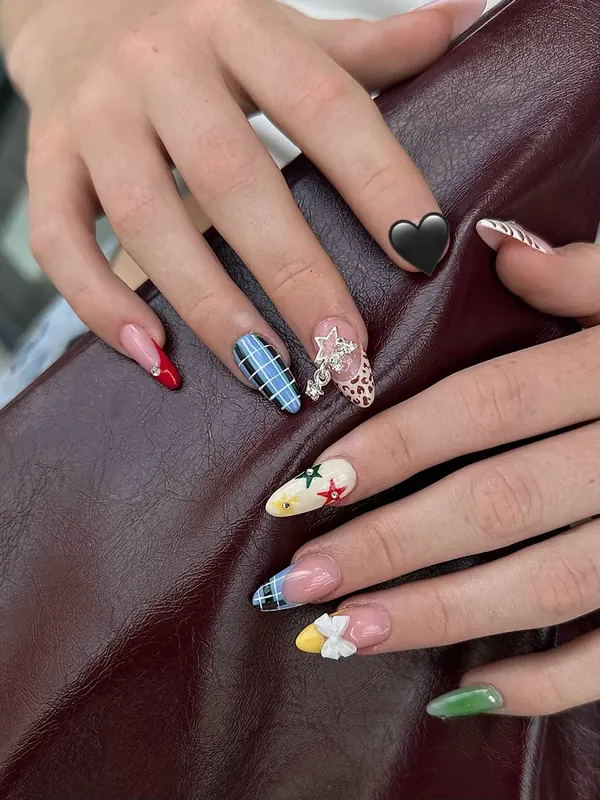 Mix nail artu – srdíčka, kostky a hvězdy