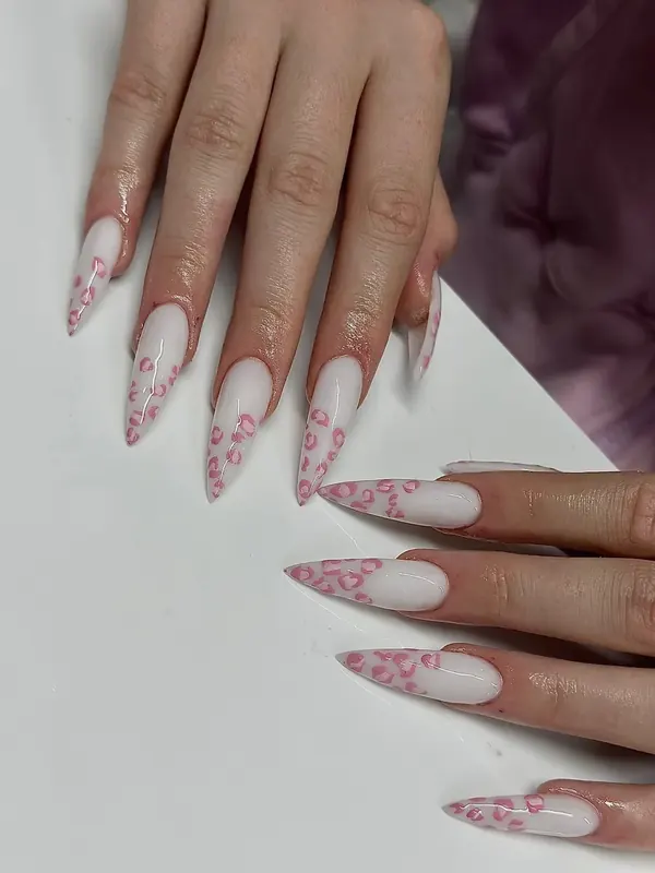 Mléčně bílé stiletto nehty s růžovým vzorem